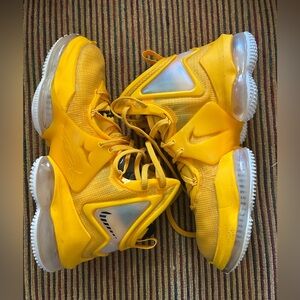 Yellow/Gold Lebron XIX